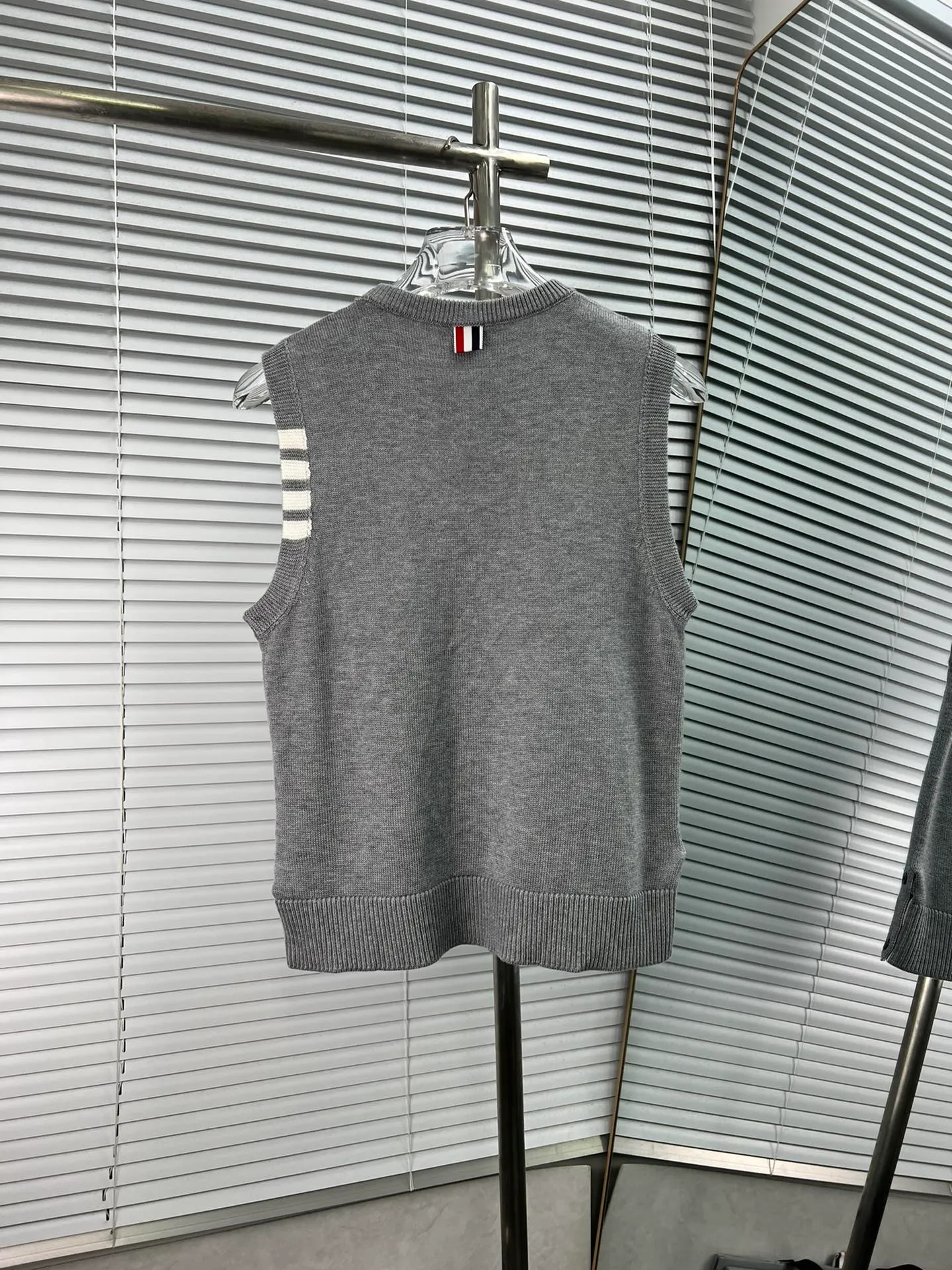 THOM BROWNE🇳🇱New Arrival 𝐃𝐞𝐭𝐚𝐢𝐥 ： TB ， ， ， ， ooookkkkkk ， ， ， ， T look jue ：Gray White Navy Blue Sizes： 0.1.2(S.M.L)